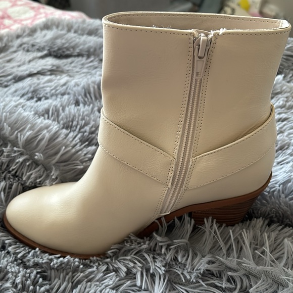 Boots - Picture 3 of 4